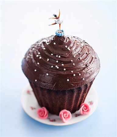 simsearch:652-07655796,k - Giant chocolate cupcake Photographie de stock - Premium Libres de Droits, Code: 652-07655479