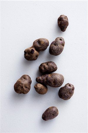 simsearch:652-07655804,k - Vitelotte potatoes Foto de stock - Sin royalties Premium, Código: 652-07655488