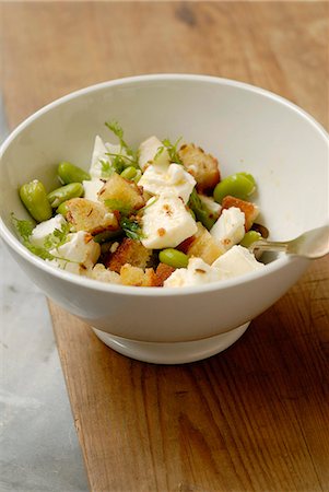 pan de ajo - Broad bean,feta and garlic crouton salad Foto de stock - Sin royalties Premium, Código: 652-07655497