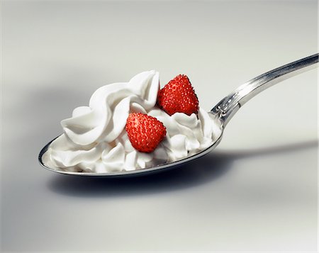 fragaria vesca - Spoonful of cream and wild strawberries Foto de stock - Sin royalties Premium, Código: 652-07655514