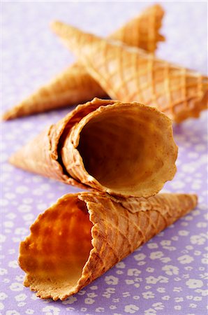 selbstgemacht - Unfilled ice cream cones Stockbilder - Premium RF Lizenzfrei, Bildnummer: 652-07655529