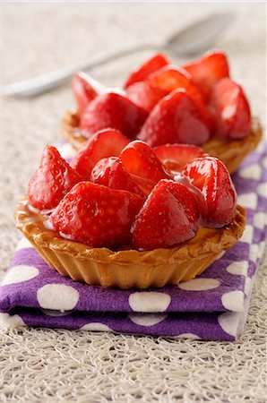 Strawberry tartlet Photographie de stock - Premium Libres de Droits, Code: 652-07655556