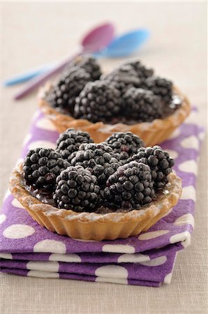 simsearch:652-05807888,k - Blackberry tartlets Foto de stock - Sin royalties Premium, Código: 652-07655558