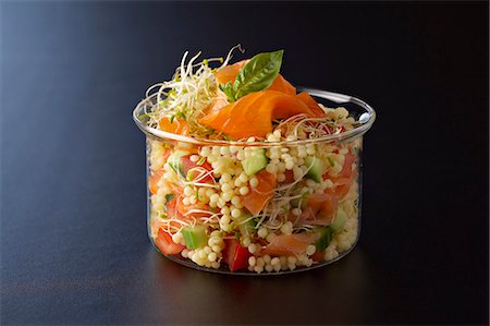 simsearch:652-03802778,k - Salmon pearl,sprout,tomato,cucumber and basil salad Foto de stock - Sin royalties Premium, Código: 652-07655582