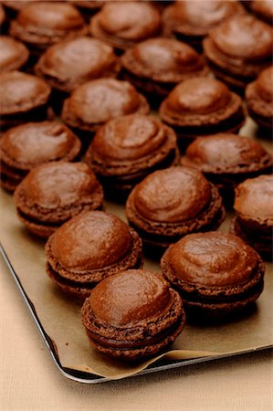 simsearch:652-07655881,k - Chocolate macaroons on a baking tray Photographie de stock - Premium Libres de Droits, Code: 652-07655604