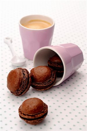 simsearch:652-07655816,k - Chocolate macaroons Stockbilder - Premium RF Lizenzfrei, Bildnummer: 652-07655605