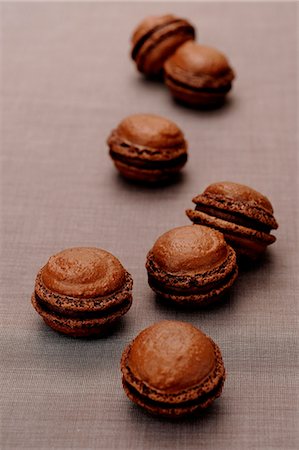 simsearch:652-05808721,k - Chocolate macaroons Foto de stock - Sin royalties Premium, Código: 652-07655603