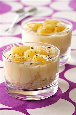simsearch:652-05807088,k - Pina colada bavarian Foto de stock - Sin royalties Premium, Código: 652-07655663