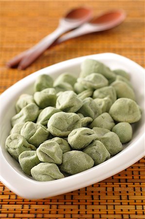 simsearch:652-07656290,k - Dish of wasabi nuts Photographie de stock - Premium Libres de Droits, Code: 652-07655688