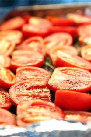 fornellino elettrico - Tomatoes cut in half on a baking tray Fotografie stock - Premium Royalty-Free, Codice: 652-07655709