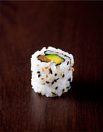 simsearch:652-05809222,k - Salmon-avocado Californian makis Foto de stock - Sin royalties Premium, Código: 652-07655740