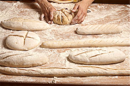 Shaping bread loaves before baking Photographie de stock - Premium Libres de Droits, Code: 652-07655754
