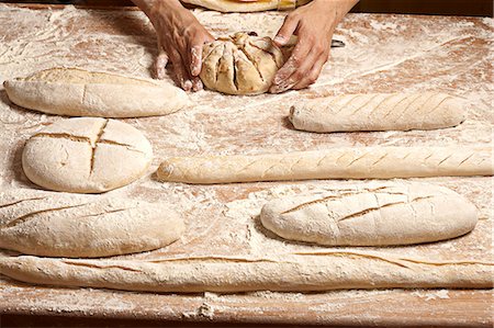 Shaping bread loaves before baking Foto de stock - Royalty Free Premium, Número: 652-07655754