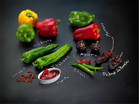 simsearch:652-07655480,k - Assorted peppers Photographie de stock - Premium Libres de Droits, Code: 652-07655750