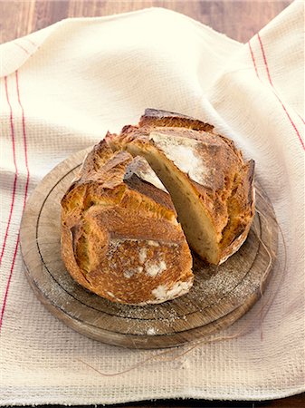 simsearch:652-07655768,k - Farmhouse loaf Stockbilder - Premium RF Lizenzfrei, Bildnummer: 652-07655788