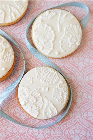 Cookies decorated with white chocolate Foto de stock - Sin royalties Premium, Código: 652-07655799