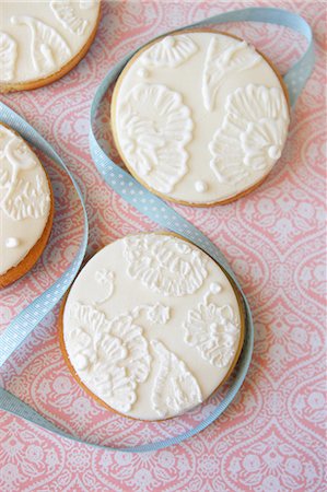 decorated cookie - Cookies decorated with white chocolate Stock Photo - Premium Royalty-Free, Code: 652-07655799