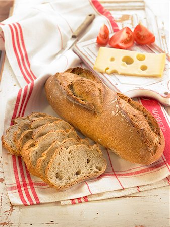 simsearch:652-07655492,k - Rustic bread Photographie de stock - Premium Libres de Droits, Code: 652-07655793