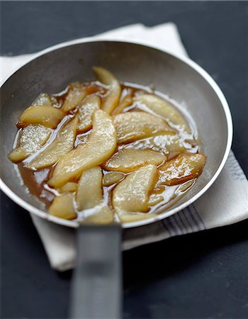 simsearch:652-07656426,k - Pan-fried sliced pears with cinnamon Foto de stock - Sin royalties Premium, Código: 652-07655819