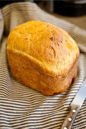 Homemade brioche bread Foto de stock - Sin royalties Premium, Código: 652-07655810