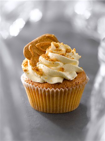 simsearch:652-07655854,k - Spéculos and apricot cupcake Photographie de stock - Premium Libres de Droits, Code: 652-07655834