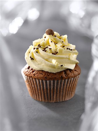 simsearch:652-07655598,k - White chocolate cupcake Foto de stock - Sin royalties Premium, Código: 652-07655844