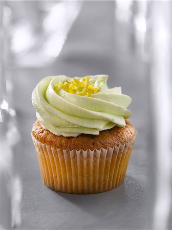 simsearch:652-07655479,k - Lemon and lime cupcake Foto de stock - Sin royalties Premium, Código: 652-07655849