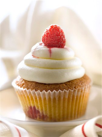 Cream cheese and raspberry cupcake Photographie de stock - Premium Libres de Droits, Code: 652-07655854