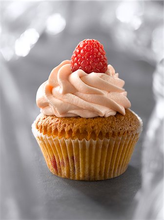 Raspberry cupcake Stock Photo - Premium Royalty-Free, Code: 652-07655852