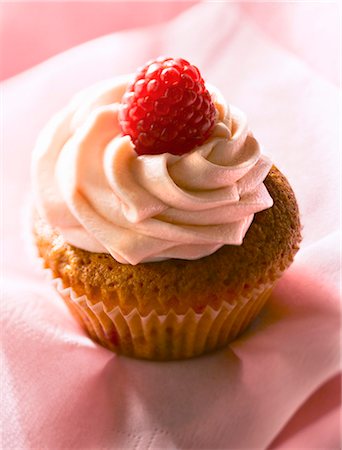 simsearch:652-07655354,k - Raspberry cupcake Photographie de stock - Premium Libres de Droits, Code: 652-07655853