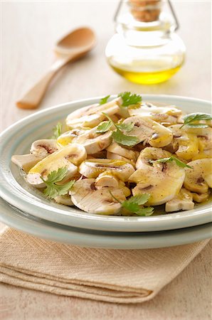 simsearch:652-07655200,k - Thinly sliced button mushroom salad Foto de stock - Sin royalties Premium, Código: 652-07655867