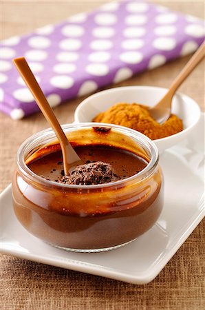 simsearch:652-07655598,k - Dark chocolate cream dessert with pepper Foto de stock - Sin royalties Premium, Código: 652-07655880