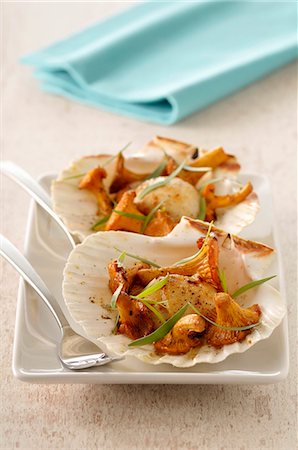 simsearch:825-07522698,k - Scallops with chanterelles Foto de stock - Sin royalties Premium, Código: 652-07655896