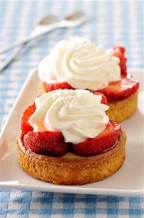 Strawberry tartlets Photographie de stock - Premium Libres de Droits, Code: 652-07655899