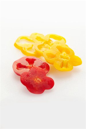 simsearch:652-06819190,k - Sliced yellow and red bell peppers Foto de stock - Sin royalties Premium, Código: 652-07655934