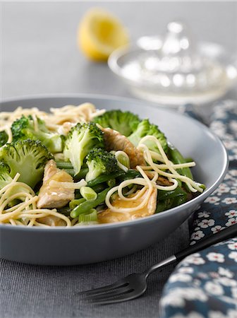 pasta dish - Thinly sliced veal with lemon,green beans and broccolis Foto de stock - Sin royalties Premium, Código: 652-07655951