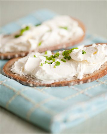 simsearch:652-07655771,k - Cream cheese with chives on sliced bread Foto de stock - Sin royalties Premium, Código: 652-07655974
