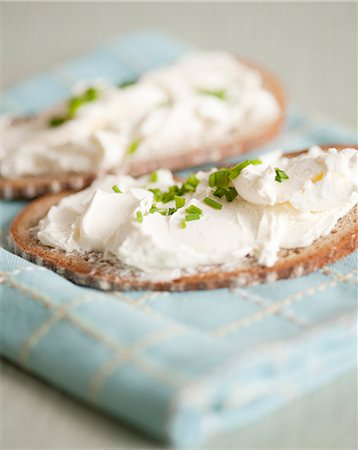 simsearch:652-05807216,k - Cream cheese with chives on sliced bread Photographie de stock - Premium Libres de Droits, Code: 652-07655974