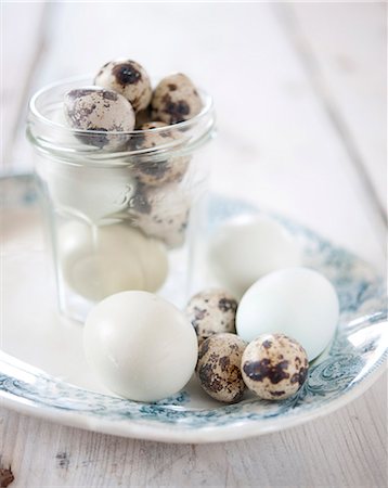 simsearch:652-07656398,k - White eggs and quail's eggs Photographie de stock - Premium Libres de Droits, Code: 652-07655976