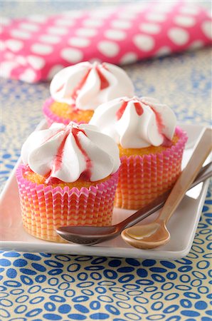 simsearch:652-07655354,k - Strawberry cupcakes Photographie de stock - Premium Libres de Droits, Code: 652-07655996