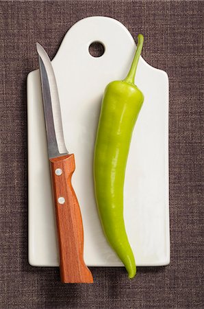 simsearch:652-05808213,k - Green pepper on a chopping board Photographie de stock - Premium Libres de Droits, Code: 652-07655993