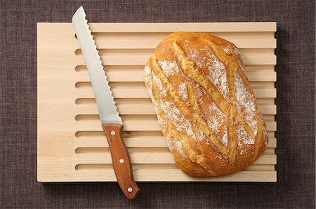 Aveyron bread on a chopping board Stock Photo - Premium Royalty-Free, Code: 652-07656010