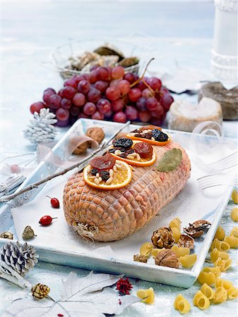 simsearch:652-07656348,k - Turkey stuffed with dried fruits Photographie de stock - Premium Libres de Droits, Code: 652-07656232