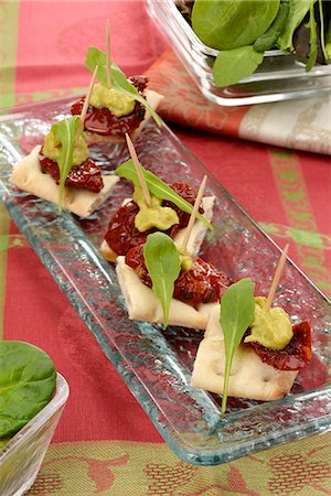 simsearch:652-07655332,k - Swedish bread,sun-dried tomato and guacamole canapés Foto de stock - Sin royalties Premium, Código: 652-07656247