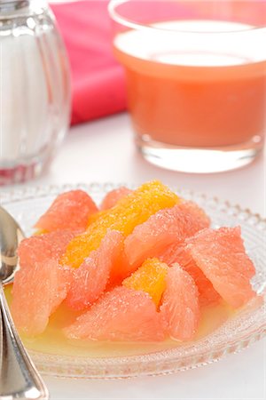 simsearch:652-03803974,k - Pink and yellow grapefruit salad in pineapple juice Foto de stock - Royalty Free Premium, Número: 652-07656250