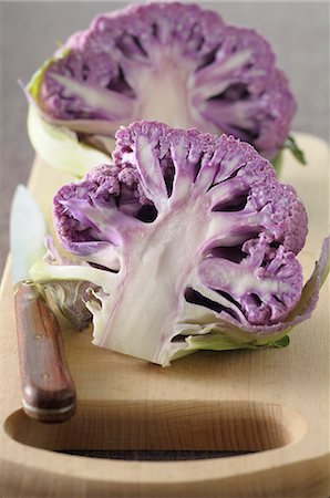 simsearch:652-05809434,k - Cutting a purple cauliflower Photographie de stock - Premium Libres de Droits, Code: 652-07656297