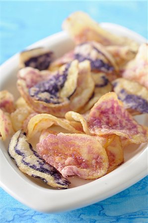 potato chips - Vitelotte and Roseval crisps Stock Photo - Premium Royalty-Free, Code: 652-07656292