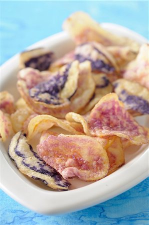 Vitelotte and Roseval crisps Photographie de stock - Premium Libres de Droits, Code: 652-07656292