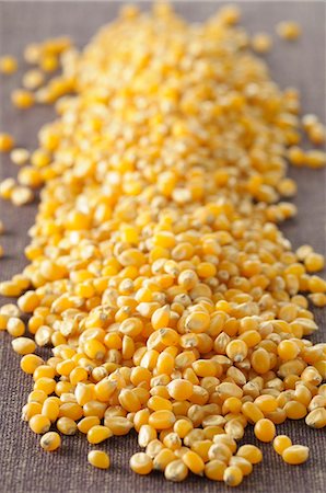 simsearch:652-07656304,k - Heap of dried sweet corn Photographie de stock - Premium Libres de Droits, Code: 652-07656303