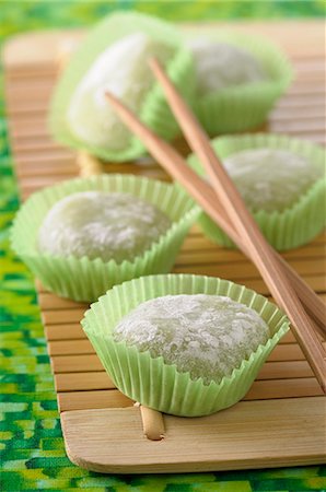 simsearch:652-07655774,k - Green tea Mochis Photographie de stock - Premium Libres de Droits, Code: 652-07656313